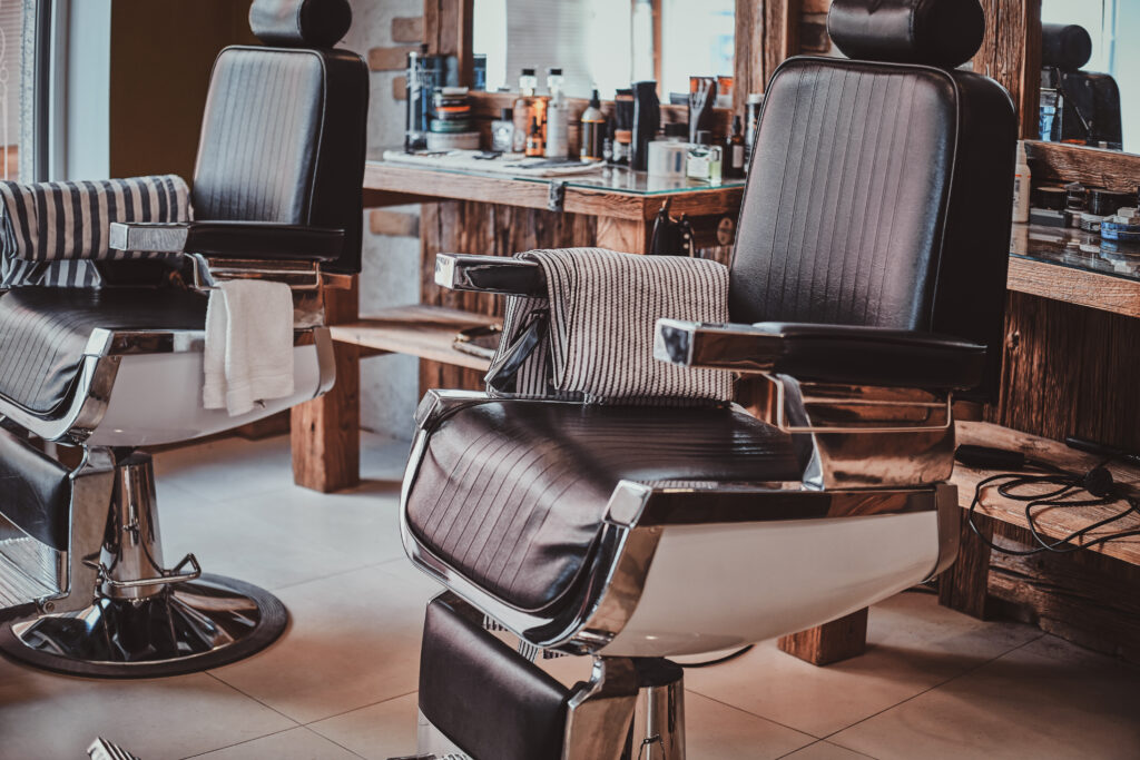 Sillas de barbería en un salón profesional